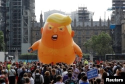 英国抗议者在伦敦议会广场花园放飞了一只6米高的满脸怒容、裹着尿布的“川普宝宝”气球。(2018年7月13日