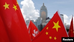 资料照:中国国旗与香港旗帜