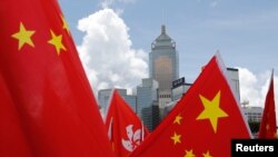 资料照:中国国旗与香港旗帜