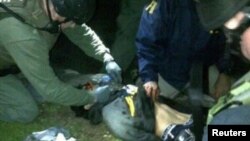 4月19日晚,波士顿马拉松爆炸案嫌疑人焦哈尔.萨纳耶夫被警方抓获后,警方人员对他进行搜查
