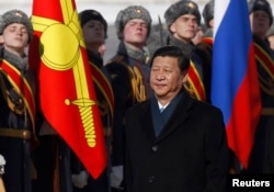 习近平主席在莫斯科机场的欢迎仪式上检阅仪仗队(2014年3月22日)