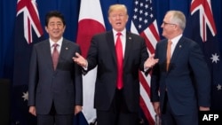 川普与日本首相安倍晋三和澳大利亚总理特恩布尔在东盟峰会间隙举行三方会谈。(2017年11月13日)