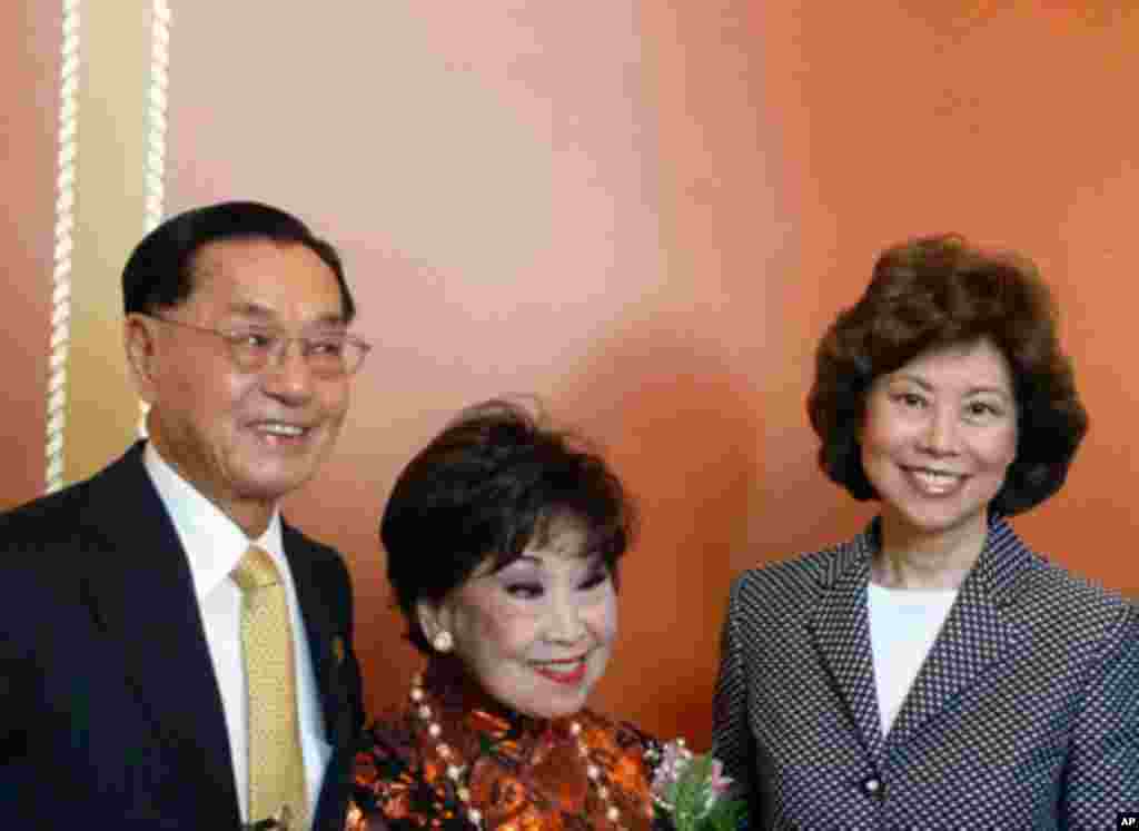 右起:赵小兰 (Elaine Chao)、赵小兰一家的朋友孔令和、赵小兰之父赵锡城。孔令和曾经是美国之音中文部职员,是孔子后裔。1980年代以来美国之音中文记者,包括笔者,都曾多次采访或报道赵小兰。1989年,美国交通运输部副部长赵小兰曾经到美国之音中文部参加春节庆祝会,笔者和她有过深谈。她在一次美国之音专访中表示,自己在美国接受教育,但父母一直强调中国文化和理念。“我觉得能够理解东西方两种文化,并从中汲取精华,是我莫大的荣幸,使我能够在这个越来越国际化的世界中走在前面。”