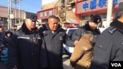 世界人权日当天,北京望京地区费家村发生群体抗议事件,有抗议者被警方抓走。(网络截图)