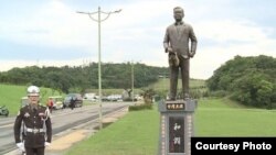 “台湾英雄”温家宝手持鞋子的铜像 (拥恒文创园区提供)