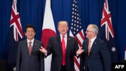 美国总统川普(中)与日本首相安倍晋三和澳大利亚总理特恩布尔在东盟峰会间隙举行三方会谈。(2017年11月13日)