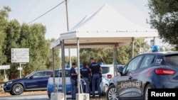意大利警方设置了安全检查站,为即将举行的G7领导人峰会做好安全准备。(路透社2024年6月10日)