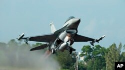 资料照片:一架台湾空军的美制F-16战机在年度汉光演习中从中部嘉义起飞。(2014年9月16日)