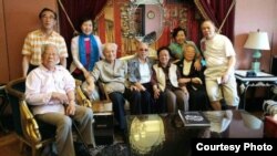 中共自由派元老何方(前左一) 9月23日与李锐、杜导正等人聚会 (苹果日报图片)