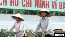 Người đi xe đạp ở Hà Nội.