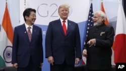 美国总统特朗普(中)、印度总理莫迪(右)和日本首相安倍晋三在阿根廷首都布宜诺斯艾利斯举行会面。(2018年11月30日)
