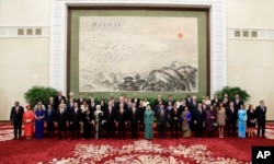 参加北京的 “一带一路”国际合作高峰论坛的各国代表和嘉宾在欢迎宴会上(2017年5月14日)。