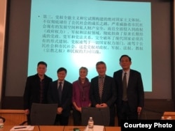参加哈佛大学"改革开放40年:挑战和机遇"系列研讨会的中国和美国学者,包括荣剑(右一)和贺卫方(右二)(荣剑推特照片)。