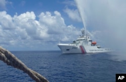中国海警船在斯卡伯勒浅滩(中国称作黄岩岛)附近逼近菲律宾渔船(2015年9月23日)
