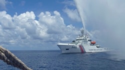 资料照:2015 年 9 月 23 日,中国海岸警卫队成员在南中国海(也称为西菲律宾海)的斯卡伯勒浅滩附近与菲律宾渔民对峙。