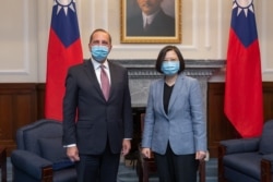 台湾总统蔡英文(右)2020年8月10日在总统府与来访的美国卫生部长阿扎尔合影 (台湾总统府提供)
