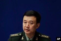 中国国防部发言人吴谦大校在记者会上(2017年7月24日)