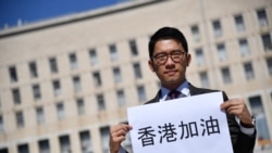 在中意两国外长会晤期间,香港民主活动人士罗冠聪在意大利外交部外对媒体讲话向罗马施压(法新社2020年8月25日)