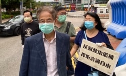 香港民主党创始人李柱铭4月18日获保释后离开中区警署。(美国之音汤惠芸拍摄)