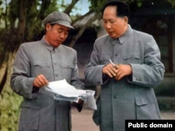 1955年,掌管中南海警卫工作的中央军委警卫局负责人汪东兴少将与毛泽东合影(中国老照片)