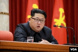 朝鲜领导人金正恩在向参与平壤宣布的氢弹试爆的科技人员、工兵和工作人员颁奖仪式上讲话(2016年1月13日)。