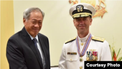 美国海军作战部长理查森上将2017年5月15日访问新加坡(美国军方照片)