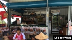 花农吴永濬一家老少在店铺里忙碌(美国之音记者黎堡摄)