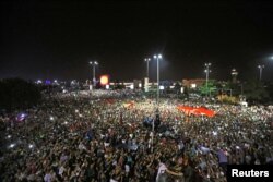 政变期间,土耳其群众在国际机场外面示威(2016年7月16日)
