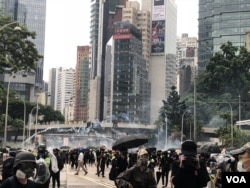 香港警方10月6日下午4点左右在警察总部施放多次催泪弹驱散示威者。 (美国之音/汤惠芸)