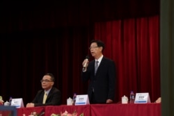 鸿海科技集团董事长刘扬伟2020年11月12日于台湾土城鸿海总部谈话。(美国之音记者李玟仪摄)