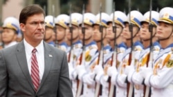 美国国防部长埃斯珀在河内检阅越南军方仪仗队。(2019年11月20日)