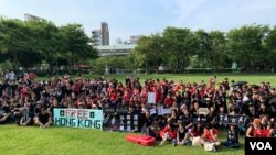 参加用身体排列出Free Hong Kong字样的台湾、香港两地民众在活动结束后拍大合照。(美国之音林枫拍摄,2019年8月11日)