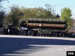 5月7日红场阅兵彩排时停在莫斯科街头的S-400防空导弹,中国已俄罗斯签订了购买合同 (美国之音白桦)
