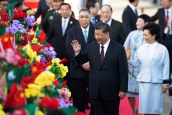 2019年12月18日中国国家主席习近平(左前)和妻子彭丽媛(右前)抵达澳门。