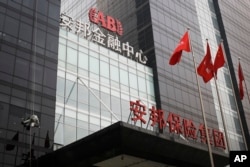 北京安邦保险集团大楼外面有人擦玻璃(2017年3月16日) 。