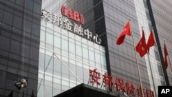 北京安邦保险集团大楼外面有人擦玻璃(2017年3月16日)