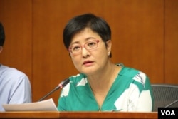 香港立法会议员黄碧云 (美国之音记者申华拍摄)