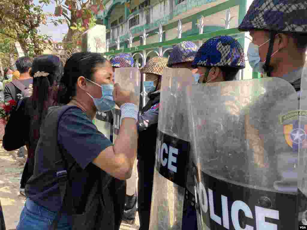 ဖမ်းဆီးခံဆန္ဒပြသူများကို မန္တလေးမြို့ ချမ်းအေးသာစံမြို့နယ် တရားရုံးမှာ ရုံးထုတ်တဲ့ မြင်ကွင်း။