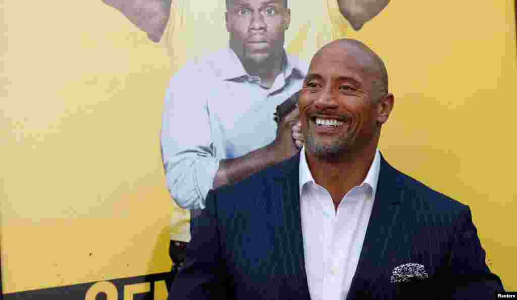 道恩·强森(Dwayne Johnson),人称巨石強森,在影片《中央情爆员》的洛杉矶首映式上(2016年6月10日)。福布斯统计,2016年收入最高的男演员是巨石强森(Dwayne Johnson),这位前摔跤运动员入袋6450万美元。收入来自电影《速度与激情》( Fast and Furious )和动作喜剧片《中央情爆员》( Central Intelligence)。 巨石强森曾经在社交网站留言说,他当初入行时身上只剩下7美元,他以此勉励其他正在努力生活的人认真励志。福布斯引用尼尔森票房机构的数据说,在这一年里,全球收入前20位男演员的酬劳总和在缴纳所得税和经纪人费用前为7亿零350万美元。
