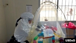 Лейтенант ВМС США Хосе Гарсія інактивує вірус Ебола в кожному зразку, щоб зробити вірус безпечним для подальшого аналізу в пересувній лабораторії Морського медичного дослідницького центру на острові Бушрод, Ліберія,
(Головний старшина армії США в Африці/ВМС Джерольд Дідеріх)