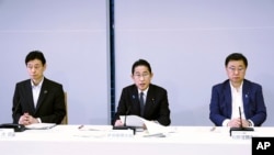 8月22日上午,日本首相岸田文雄(中)在围绕福岛一核处理水排海的相关阁僚会议上发言。