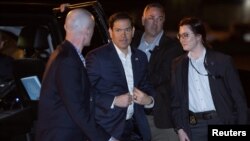 အမေရိကန်နိုင်ငံခြားရေးဝန်ကြိး Marco Rubio က ယူကရိန်းစစ်ပွဲအဆုံးသတ်ရေးဆွေးနွေးပွဲတက်ဖို့ အမေရိကန်စစ်လေယာဥ်နဲ့ ဆော်ဒီအာရေဗျနိုင်ငံကို ထွက်ခွါရန် Homestead မြို့ စစ်အခြေစိုက်စခန်းလေဆိပ်သို့ရောက်ရှိလာစဥ်။ (မတ် ၉၊ ၂၀၂၅)