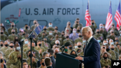 美国总统拜登在英国萨福克郡的米尔登霍尔皇家空军基地向驻扎在那里的美国军人发表讲话。(2021年6月9日)
