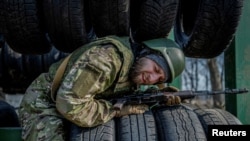 Доброволець під час навчань у Київській області, Україна, 5 березня 2024 року. REUTERS/Viacheslav Ratynskyi