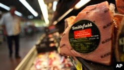 美国史密斯菲尔德食品公司的肉制品在德克萨斯州一家超市出售。(资料照片)
