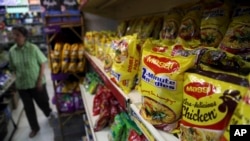 印度班加罗尔一家商店里带“美极”(Maggi)商标面条。