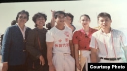上世纪80年代,薛荫娴(左)和中国体育代表团,中间穿白色T恤者为李宁(受访者提供)