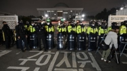 韩国戒严军封锁国会本厅大门,在大门前设置路障。