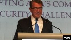 美国防部长卡特在香格里拉对话上发表主旨演讲(美国之音莉雅拍摄)