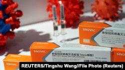 北京举行的中国国际服务贸易交易会科兴公司展台上摆放的新冠疫苗。(2020年9月4日)